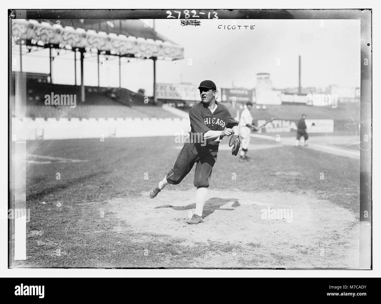 L'immagine mostra Eddie Cicotte della squadra della Chicago American League (AL) AL Polo Grounds di New York. Cattura un momento iconico nella storia del baseball, con Cicotte che è una figura chiave nel baseball dei primi anni del XX secolo. Foto Stock