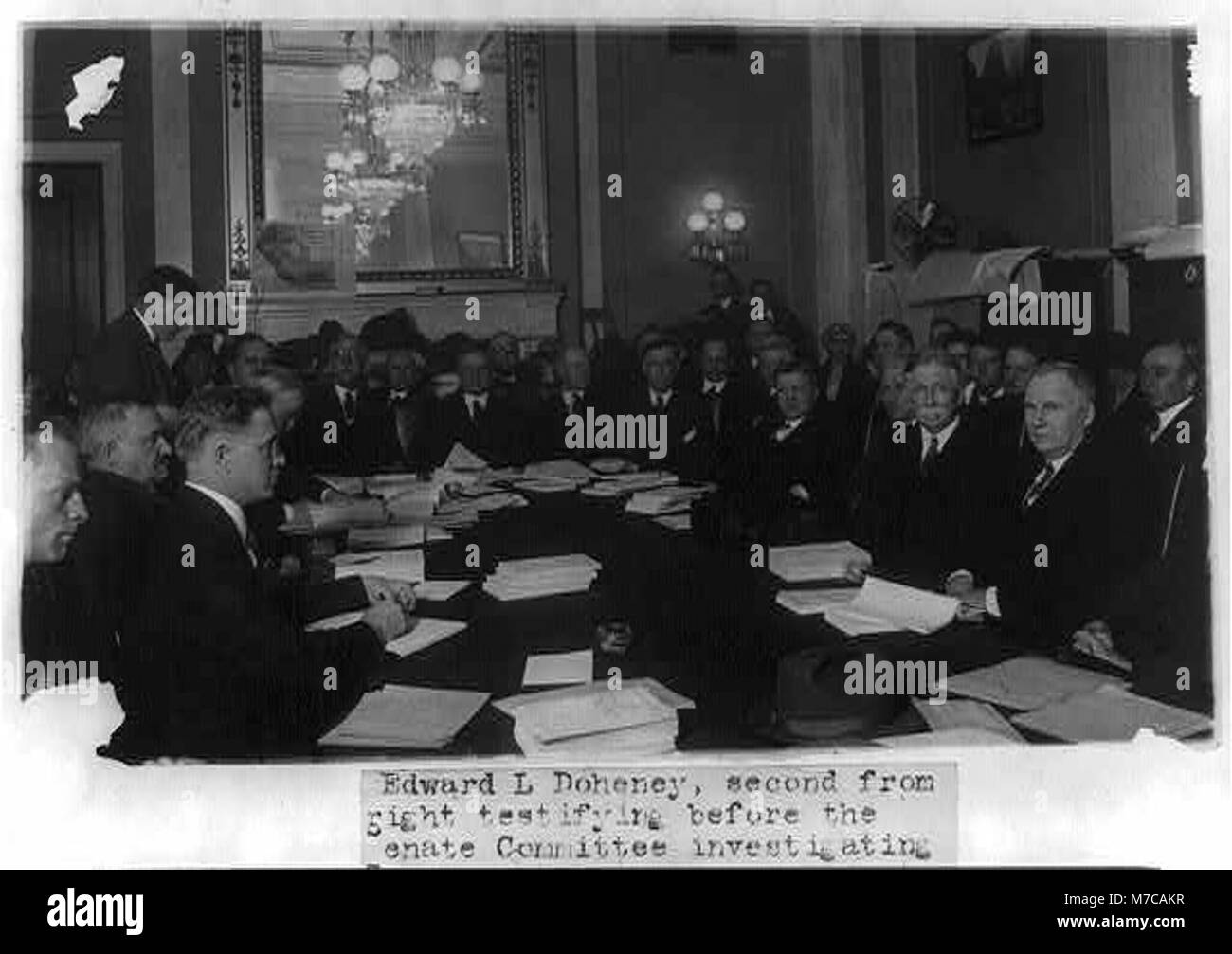 Edward L. Doheny, un magnate del petrolio, è raffigurato testimoniare davanti alla commissione del Senato degli Stati Uniti d'America che indaga sullo scandalo Teapot Dome, una grande controversia politica e finanziaria degli anni '1920 Foto Stock