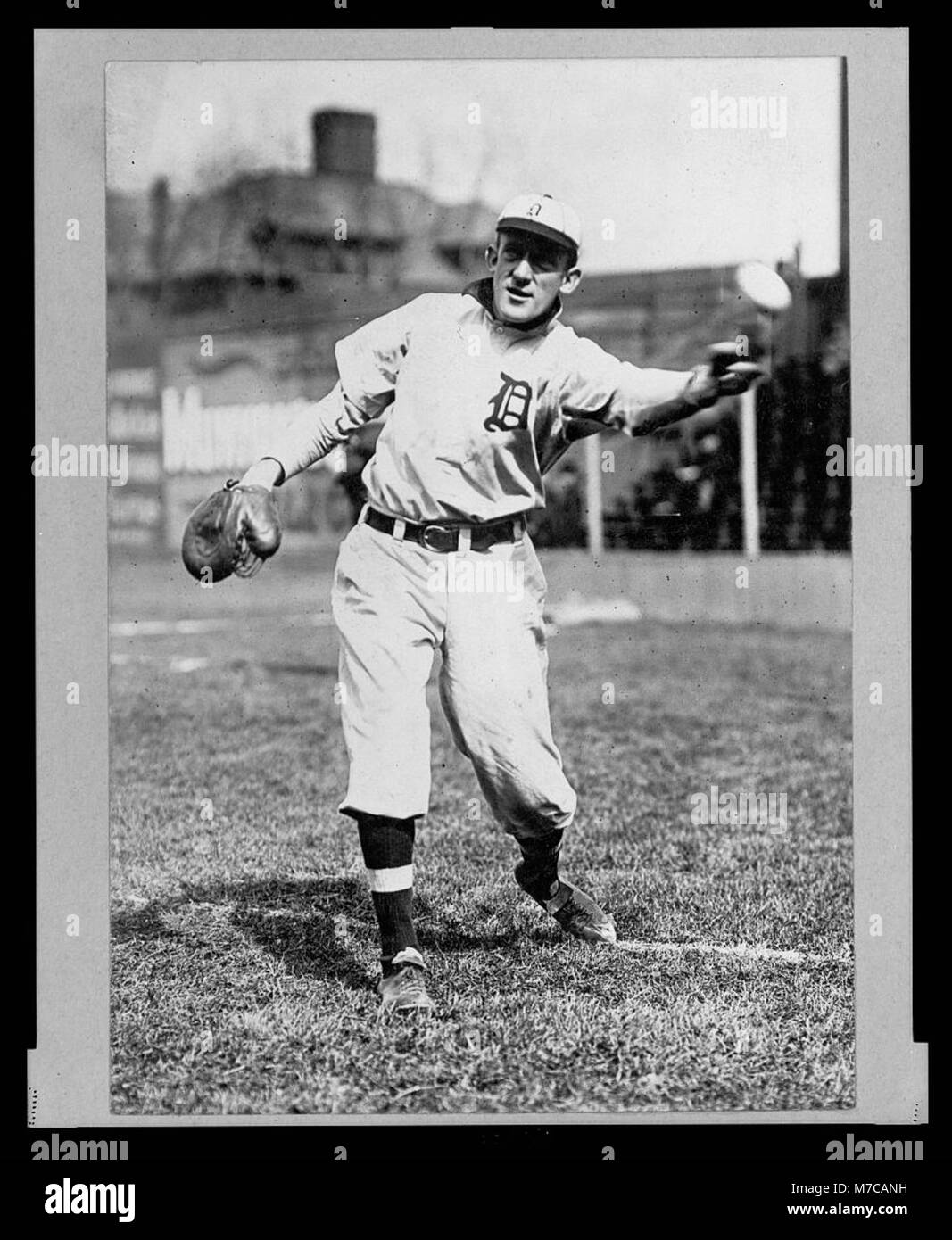 Questo ritratto a figura intera mostra ed Killian, un lanciatore per il Detroit Baseball Club, in uniforme mentre lancia una palla. Una figura di spicco nel baseball americano dei primi anni del XX secolo, Killian era noto per la sua performance sul tumulo nelle leghe principali. Foto Stock