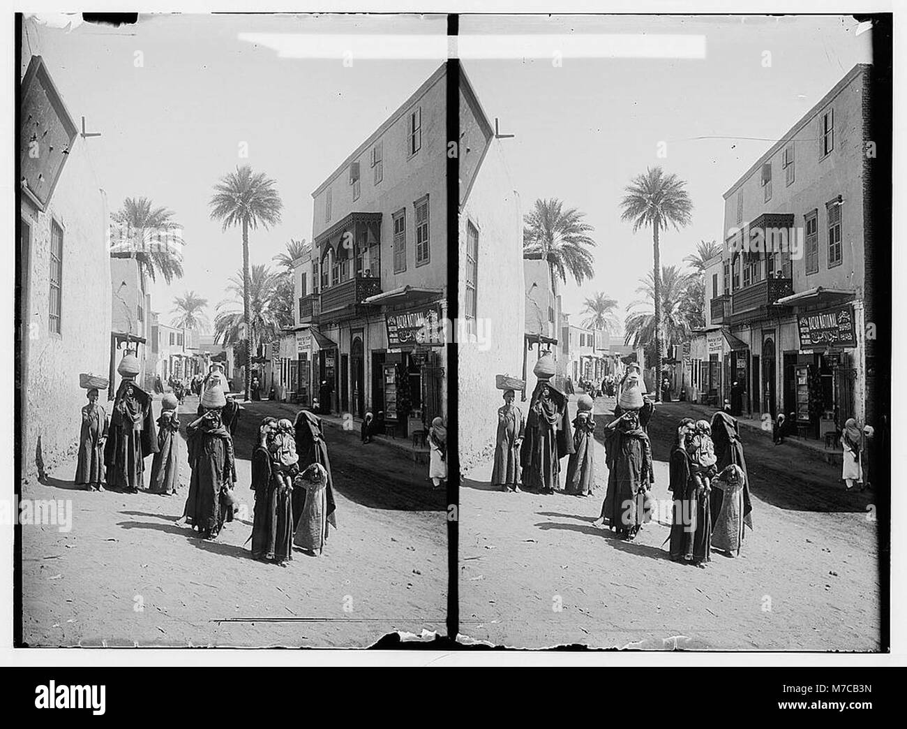 Questa scena di strada di Luxor, Egitto, cattura la vita quotidiana e l'architettura della regione, offrendo uno sguardo al paesaggio culturale e storico dell'antico e moderno Egitto. Foto Stock