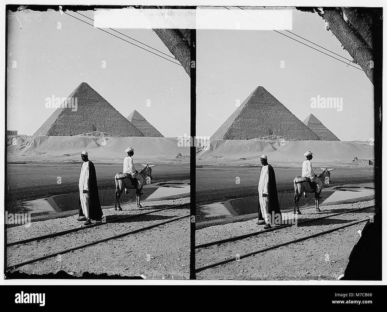 Questa immagine mostra le due piramidi più grandi di Giza, l'Egitto, uno dei monumenti più iconici e duraturi del mondo antico. Le piramidi sono considerate meraviglie dell'ingegneria e del significato storico, rappresentando l'antica civiltà egizia. Foto Stock