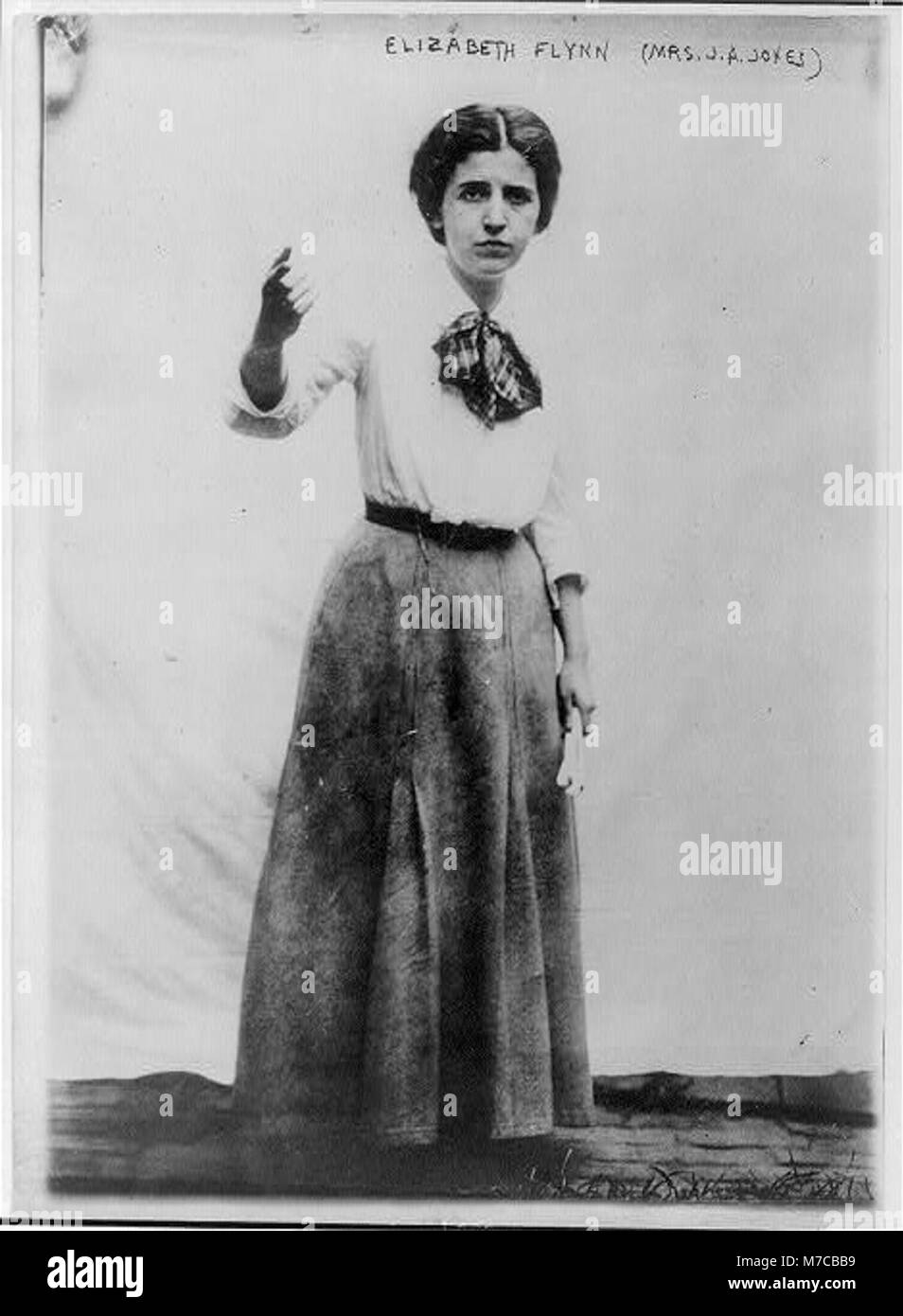 Questo ritratto a figura intera cattura Elizabeth Gurley Flynn, un'importante leader e attivista del lavoro, in una postura di discorso pubblico, sottolineando il suo ruolo nel sostenere i diritti dei lavoratori e il cambiamento sociale all'inizio del XX secolo. Foto Stock