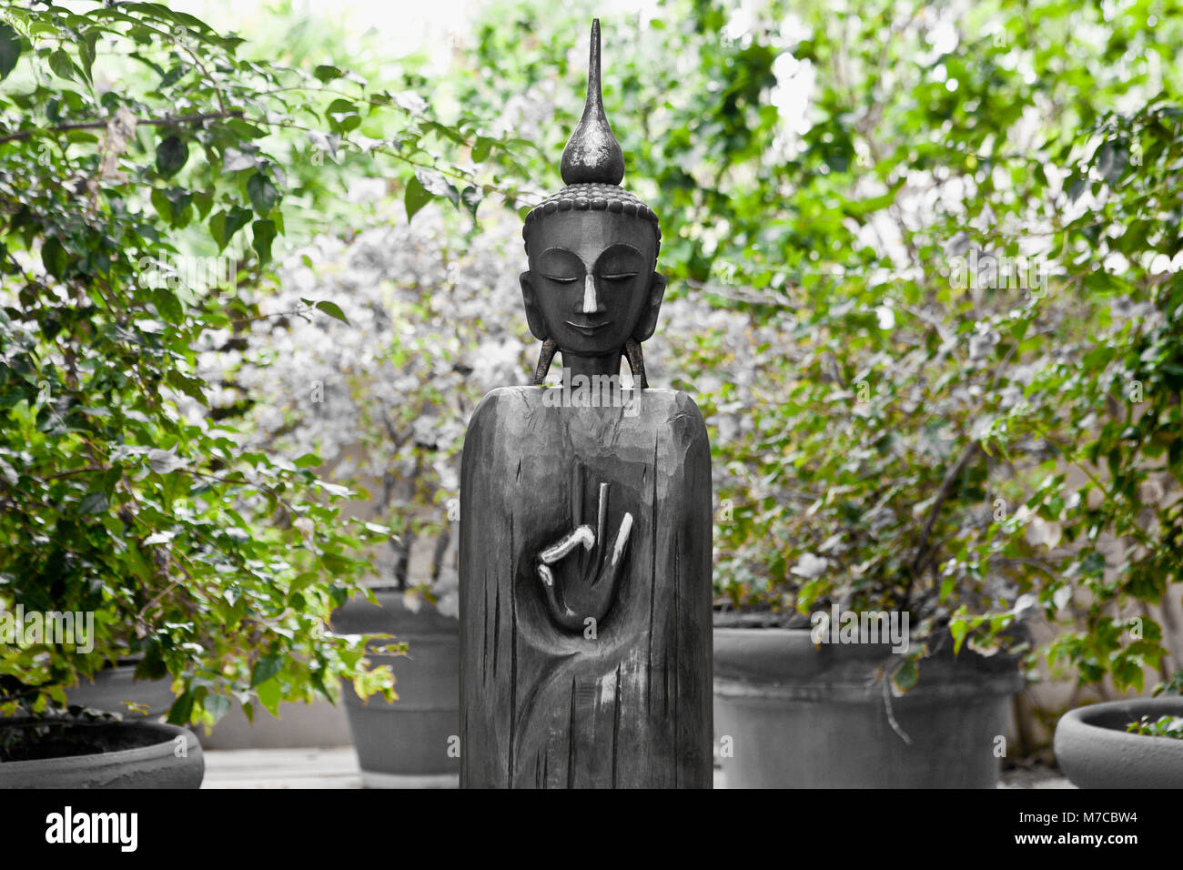Statua di Buddha in un giardino Foto Stock