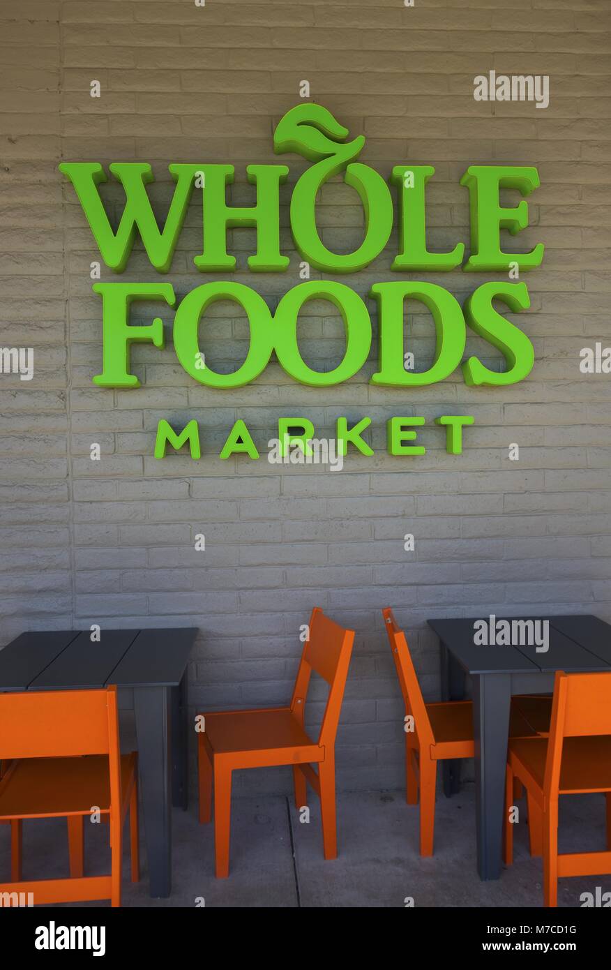 Patio esterno con sedie e tavoli di fronte tutto il mercato degli alimenti organici di drogheria a Monterey in California USA Foto Stock Patio esterno con sedie e tavoli di fronte tutto il mercato degli alimenti organici di drogheria a Monterey in California USA Foto Stock