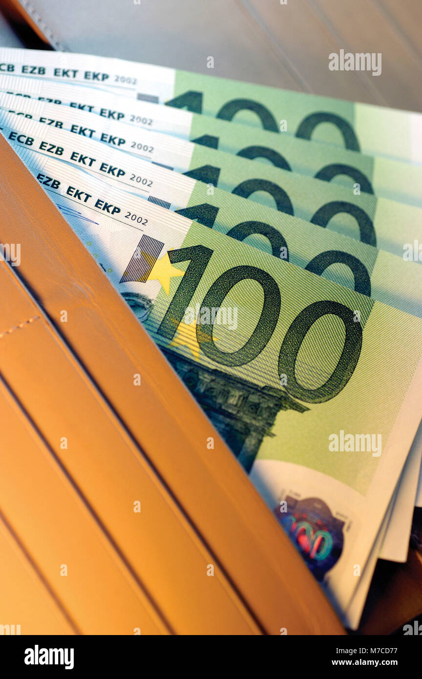 Close-up di un centinaio di banconote in euro in un portafoglio Foto Stock
