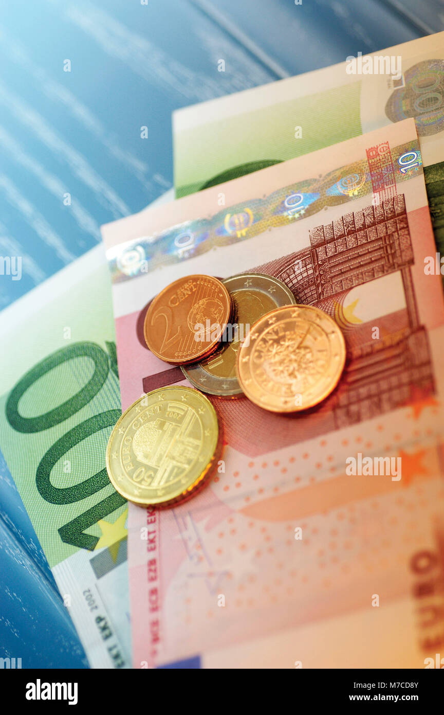 Close-up di Euro cent su un assortimento di banconote in euro Foto Stock