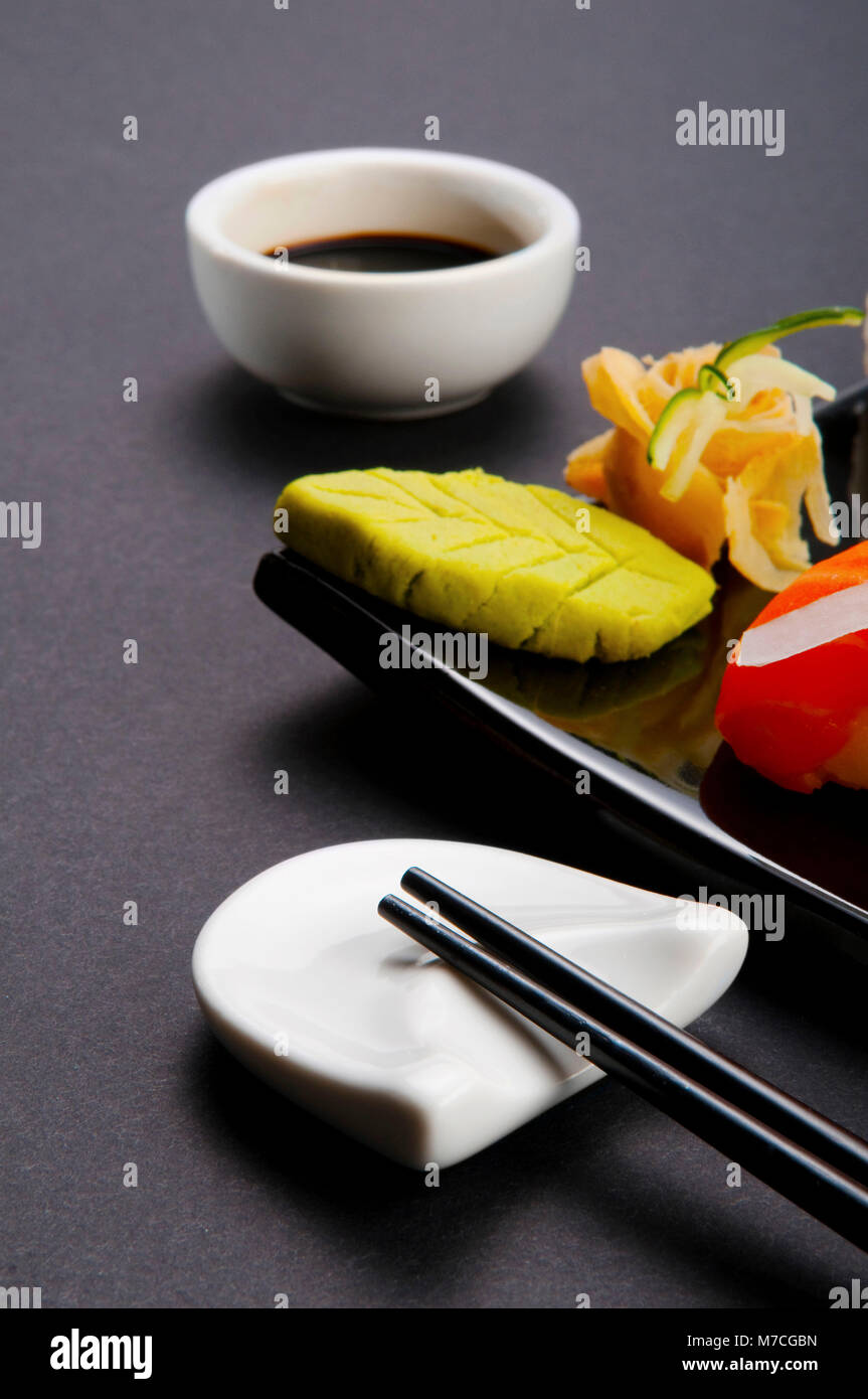 Close-up di pasta wasabi e zenzero sott'aceto con salsa di soia Foto Stock