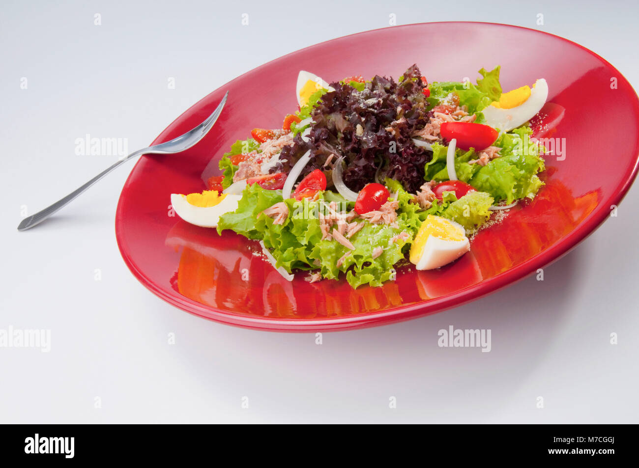 Close-up di uova sode con insalata Foto Stock