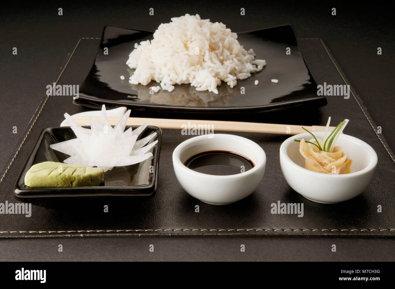 La salsa di soia e wasabi pasta con zenzero sott'aceto e riso bianco Foto Stock