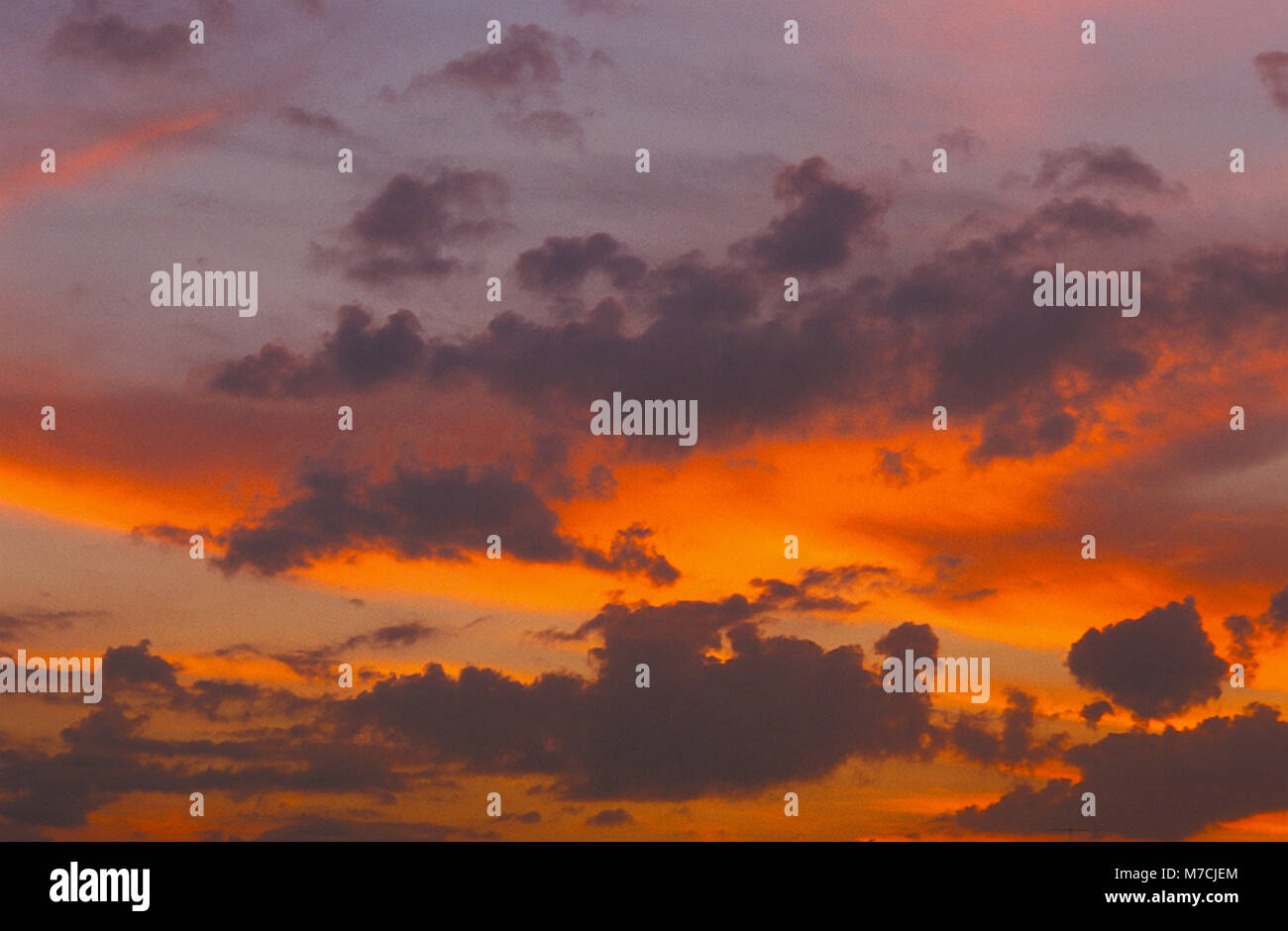 Nuvole nel cielo al tramonto Foto Stock