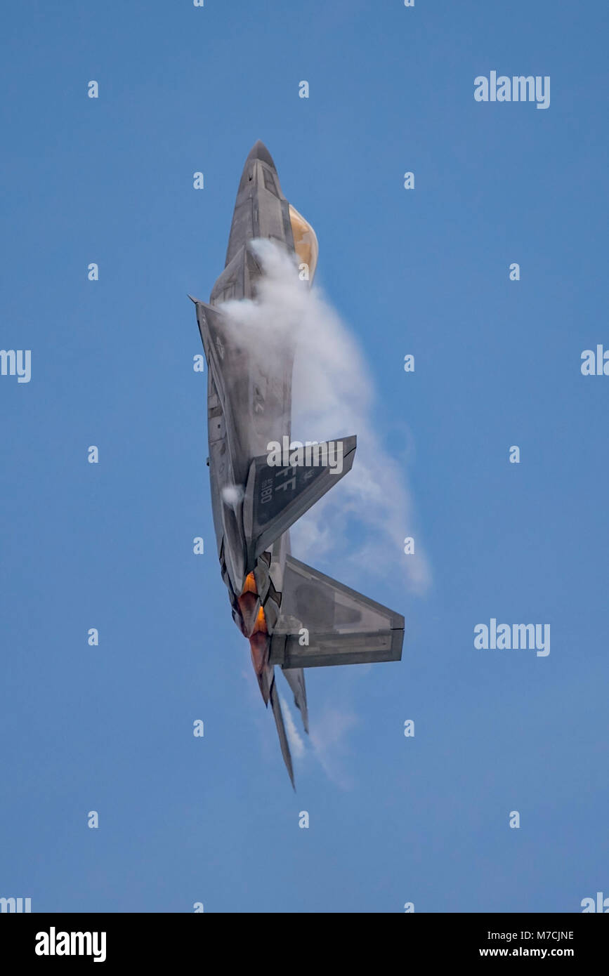 La United States Air Force Lockheed Martin F-22 Raptor stealth fighter in una elevata velocità di salita verticale a RIAT 2017, RAF Fairford, Regno Unito il 14/7/17. Foto Stock