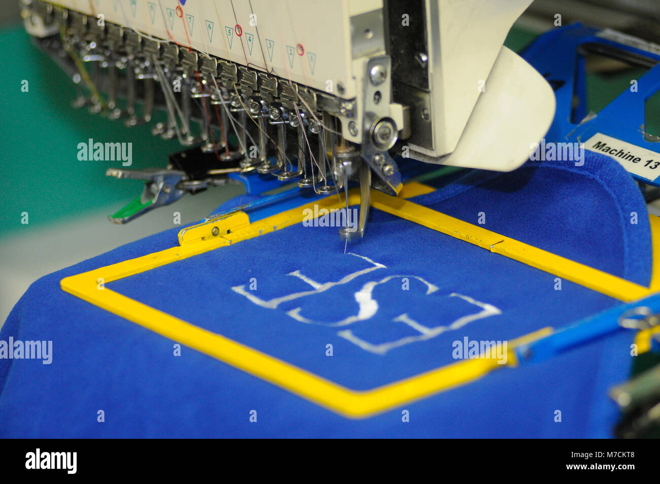 Una macchina da ricamo close up iniziali di cucitura sul tessuto Foto stock  - Alamy