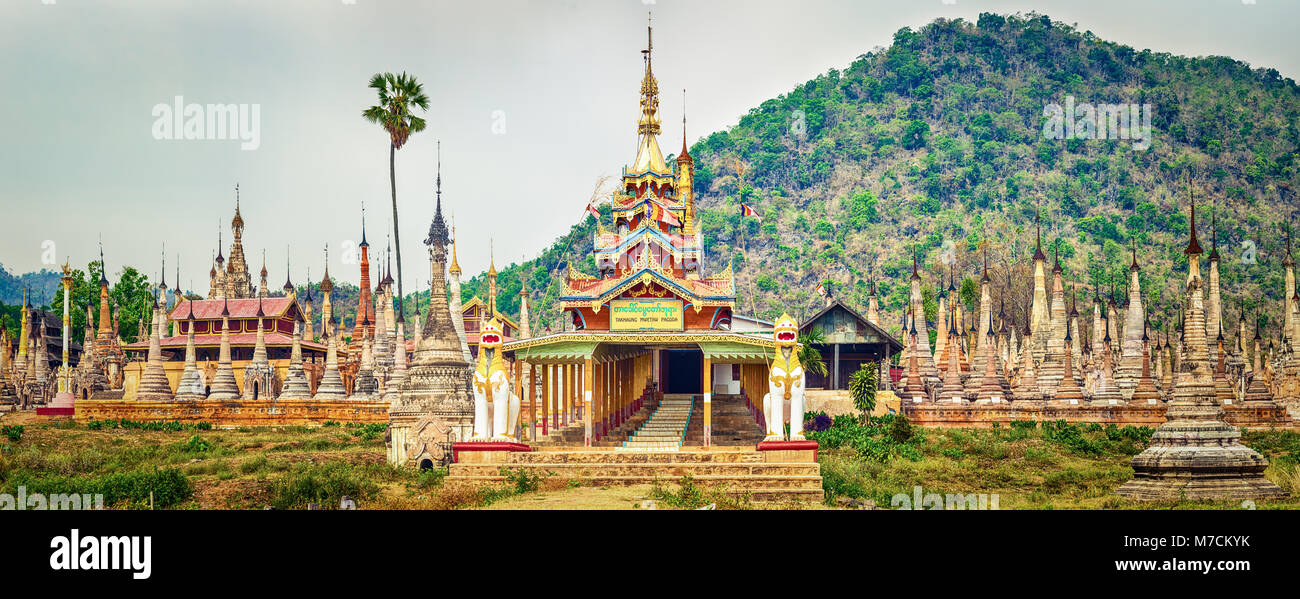 La pagoda buddista Takhaung Mwetaw in Sankar. Myanmar. Panorama Foto Stock