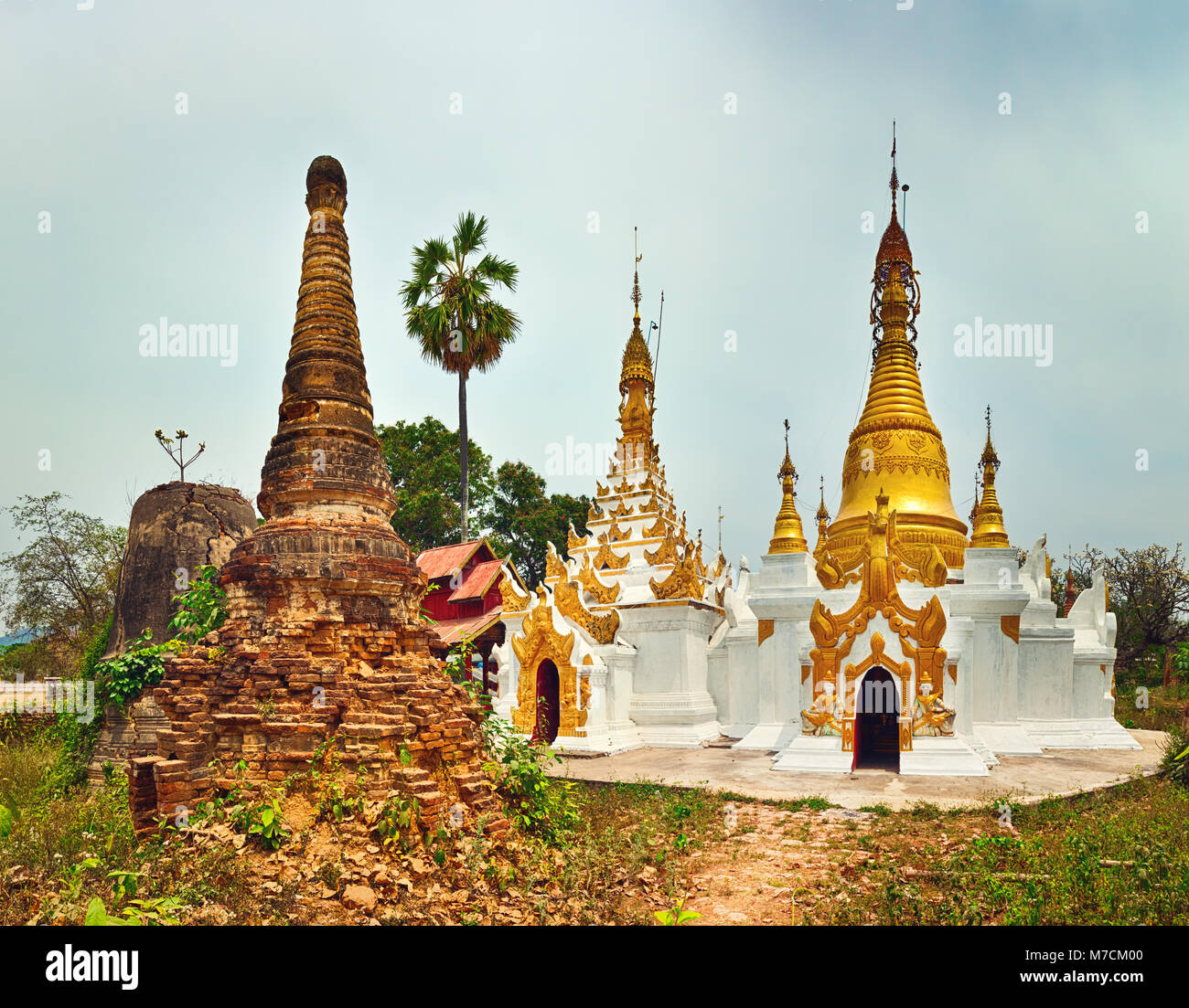 Tempio buddista Sankar. Stupa in primo piano. Lo stato di Shan. Myanmar. Panorama Foto Stock