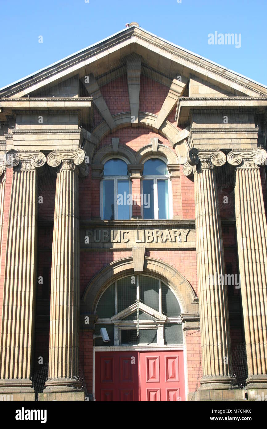 Biblioteca centrale, High Street, West Bromwich, da Stephen J Holliday. 1907. Colonne ioniche. Un dono da Andrew Carnegie a West Bromwich. Foto Stock