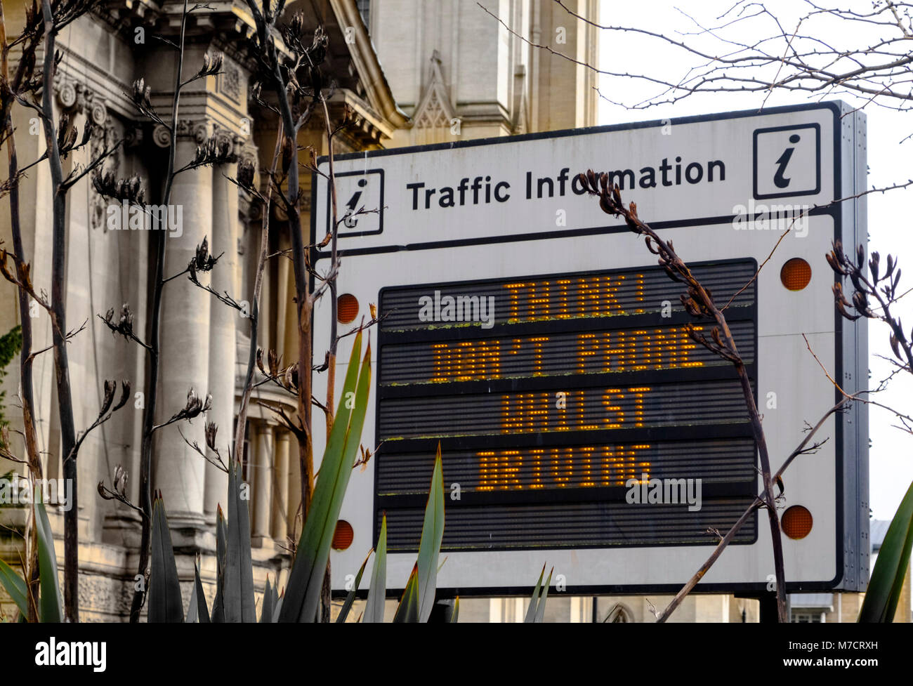 Le informazioni sul traffico segno, non telefono cellulare durante la guida Foto Stock