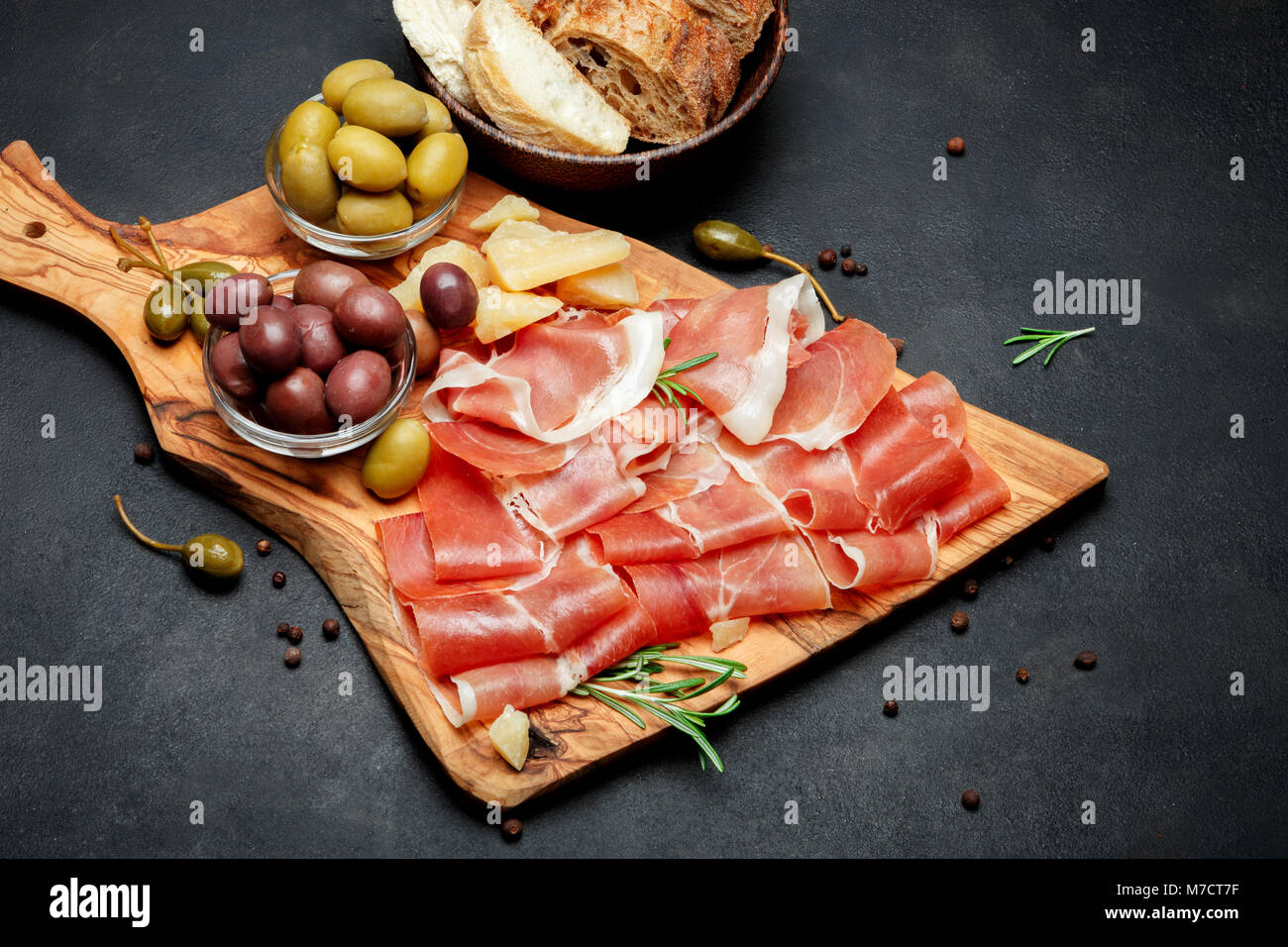 Italian prosciutto crudo o spagnolo jamon. Il prosciutto crudo su sfondo bianco. Foto Stock
