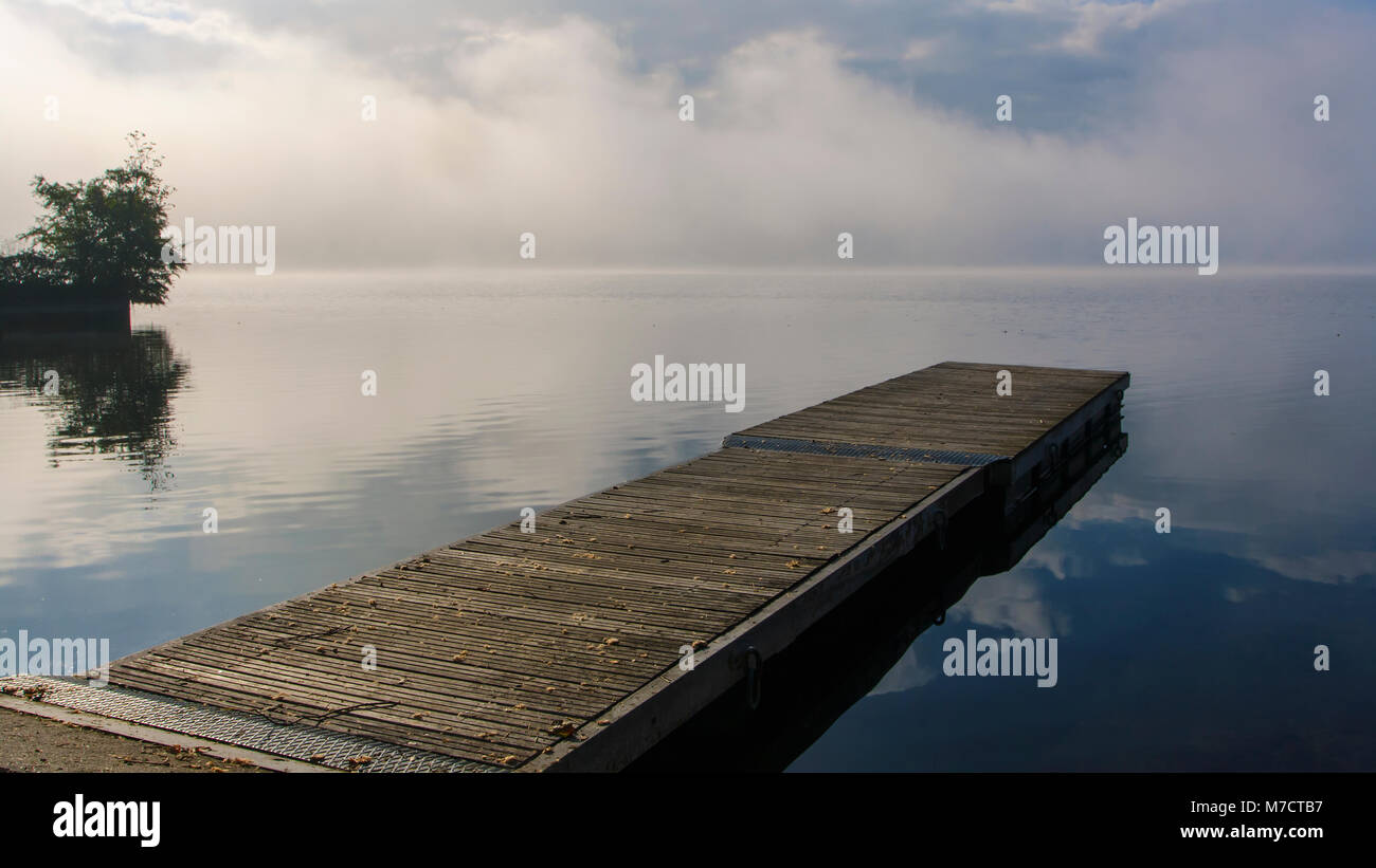 Un pontile sul lago Foto Stock