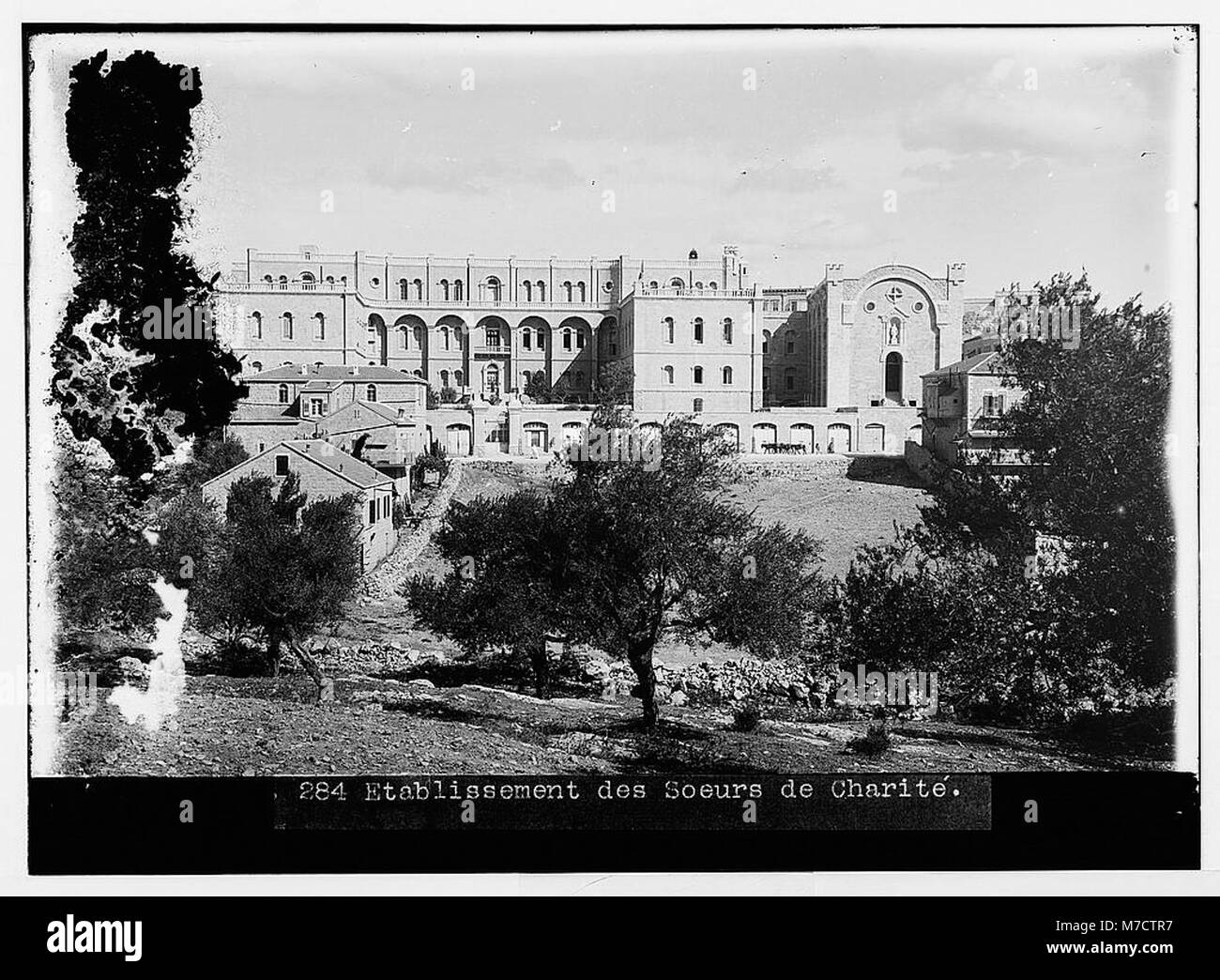 L'immagine raffigura l'Etablissement des Soeurs de Charite di Gerusalemme, un'istituzione dedicata al lavoro caritatevole e religioso. L'edificio, mostrato nella fotografia, fa parte degli archivi storici della Biblioteca del Congresso e offre informazioni sulle iniziative religiose e caritative a Gerusalemme durante i primi anni del XX secolo. Foto Stock