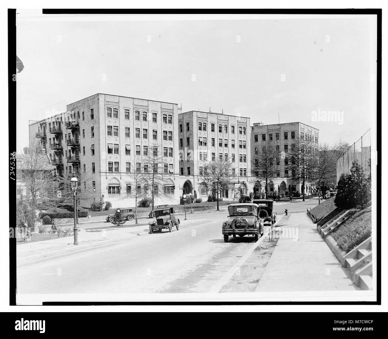 Vista esterna degli Appartamenti dell'Ambasciata a Washington, D.C., che mostra il suo stile architettonico e l'ambiente urbano. Foto Stock