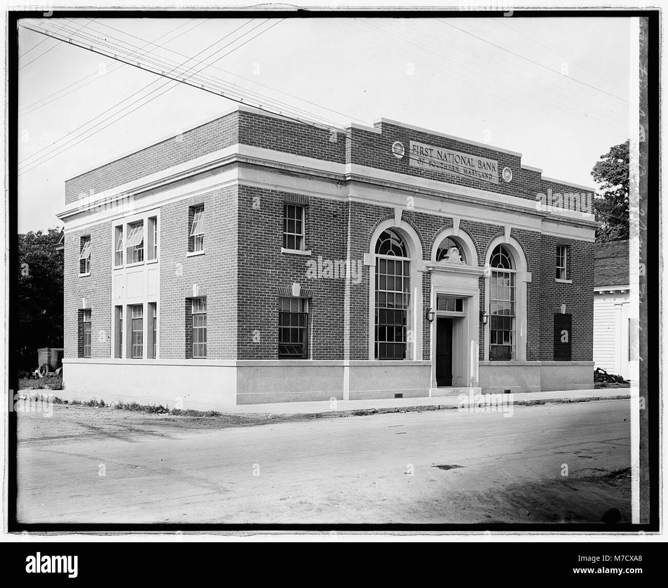 Questa immagine storica mostra la prima National Bank of Southern Maryland a Marlborough. La fotografia evidenzia l'architettura della banca e il suo ruolo nella comunità durante il periodo. Foto Stock
