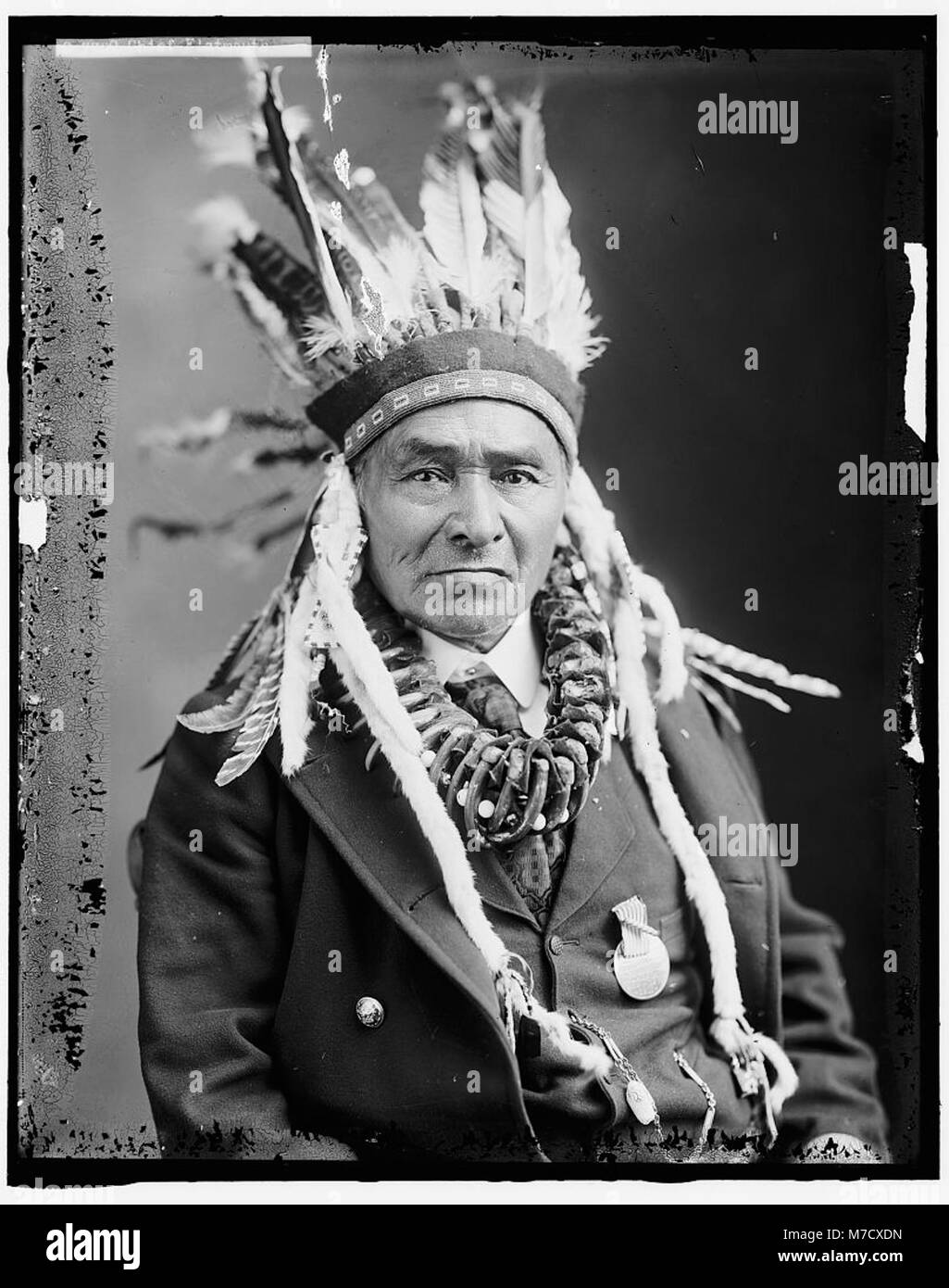 Un ritratto del capo Flatmouth, un leader dei nativi americani. La fotografia cattura la sua somiglianza, sottolineando il suo ruolo all'interno della sua comunità e la sua importanza nella storia dei nativi americani. Foto Stock