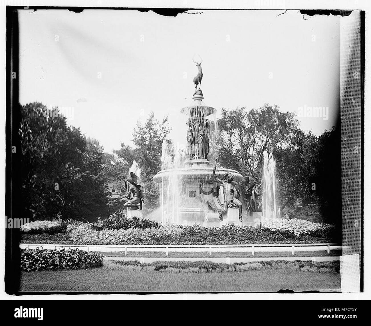 Questa immagine raffigura una fontana situata sul terreno del Campidoglio di Hartford, Connecticut, che illustra la bellezza e l'architettura degli edifici governativi della zona. Foto Stock