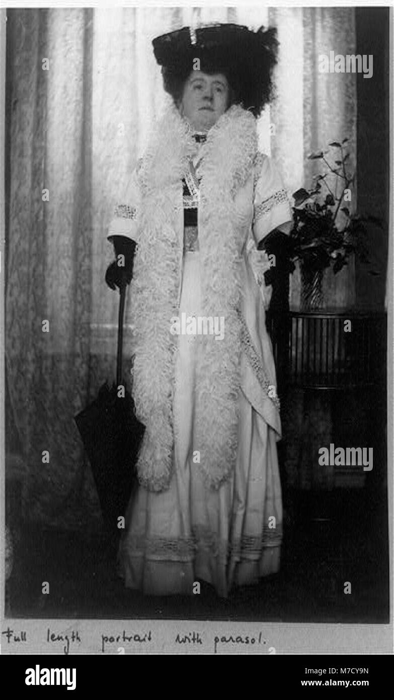 Un ritratto a figura intera di Frances Hodgson Burnett, autrice di "The Secret Garden". È raffigurata in piedi e rivolta in avanti, tenendo un ombrellone, che rappresenta il suo status di figura letteraria di spicco. Foto Stock