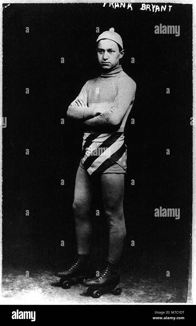 Frank Bryant, ritratto a figura intera in piedi su pattini a rotelle. Questa immagine mette in evidenza il fascino dei primi anni del XX secolo per le nuove attività ricreative come il pattinaggio a rotelle. Foto Stock