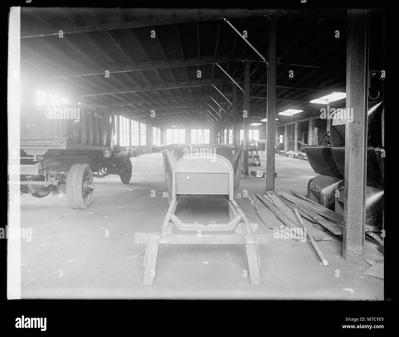 Questa fotografia mostra la carrozzeria di Frank Carter, che cattura le attività commerciali della riparazione di automobili all'inizio del XX secolo. L'immagine riflette la fiorente industria automobilistica in America durante questo periodo. Foto Stock