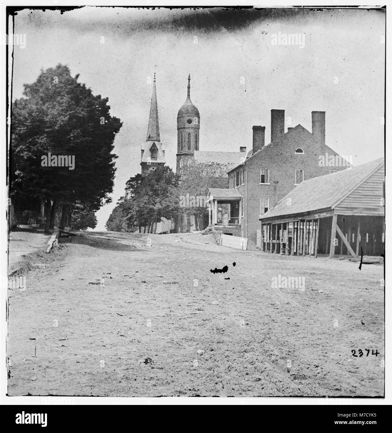 Questa immagine mostra la chiesa episcopale di San Giorgio e il tribunale di Fredericksburg, Virginia, due importanti edifici storici che riflettono la storia architettonica e sociale della regione. Foto Stock