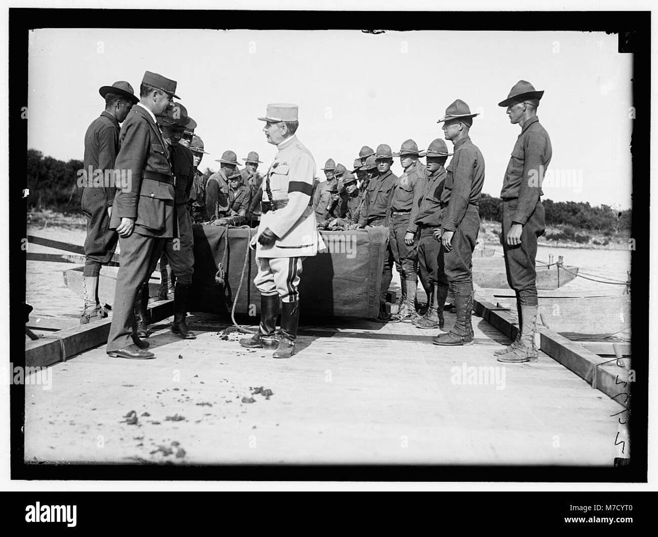 Un gruppo di ufficiali francesi è mostrato accanto a un'unità di ingegneria dell'esercito americano che costruisce un ponte di pontone a Washington Barracks, D.C. questa immagine riflette la collaborazione militare e l'ingegneria durante i primi anni del XX secolo. Foto Stock