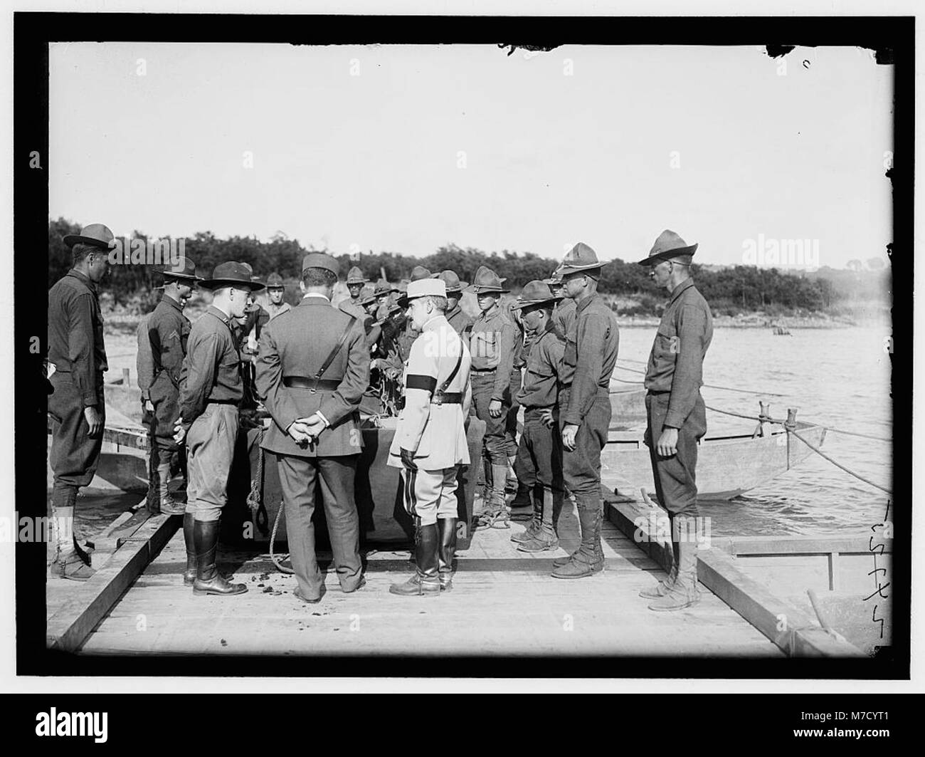 Una fotografia che mostra gli ufficiali francesi con un'unità di ingegneria dell'esercito americano che costruisce un ponte di pontoni a Washington Barracks. Questo momento cattura la cooperazione militare e gli sforzi ingegneristici. Foto Stock