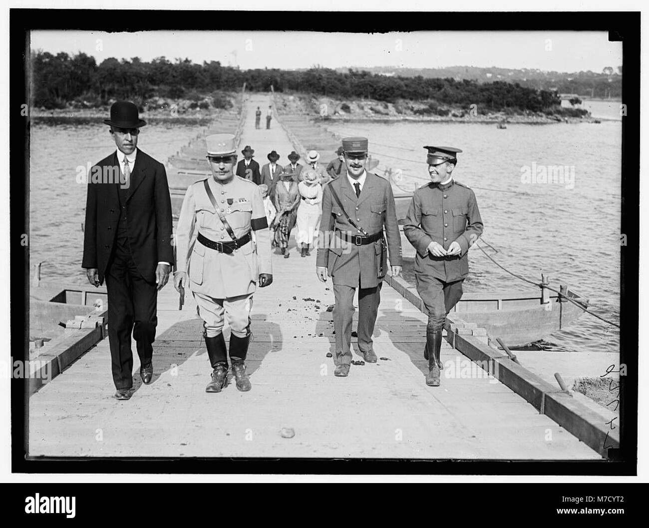 Questa immagine cattura gli ufficiali francesi accanto a un'unità di ingegneria dell'esercito americano che costruisce un ponte di pontone a Washington Barracks, D.C. il lavoro di squadra tra le forze francesi e statunitensi mette in evidenza gli sforzi di ingegneria militare. Foto Stock