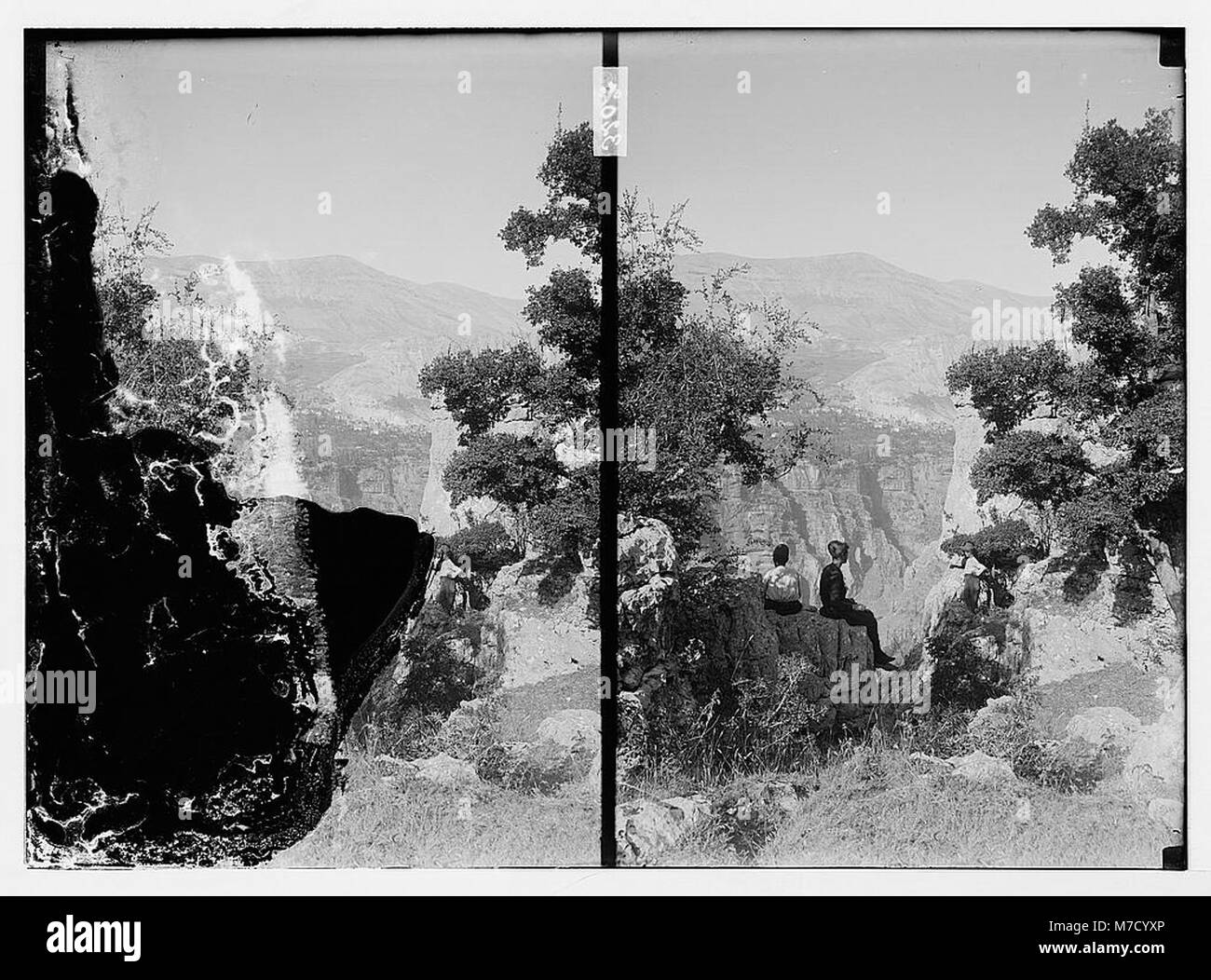 Una vista panoramica della città libanese di Bsherreh dal Wadi Kadesha, che offre uno scorcio nel paesaggio tra Tripoli e i famosi Cedri del Libano. Foto Stock