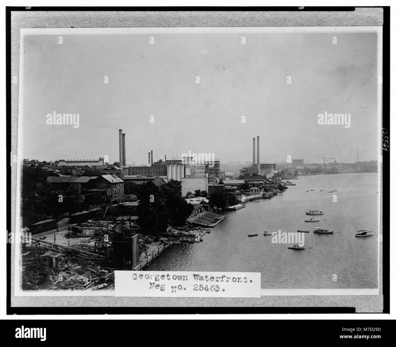Il lungomare di Georgetown, situato a Washington D.C., offre vedute panoramiche lungo il fiume Potomac. E' un'area storicamente significativa conosciuta per il suo ambiente pittoresco e lo sviluppo commerciale. Foto Stock