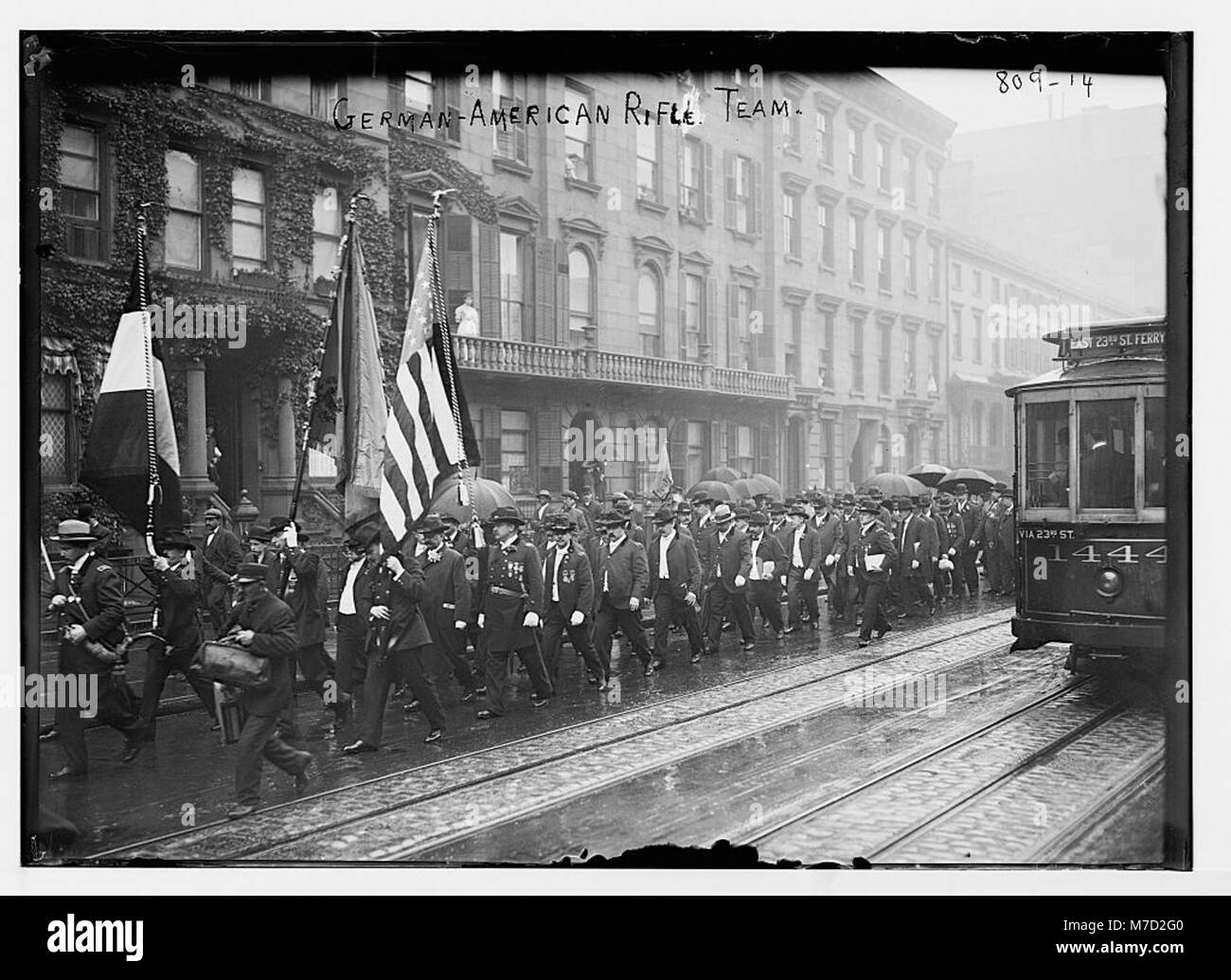 La parata tedesco-americana Rifle Team a New York mette in mostra l'orgoglio e l'unità degli immigrati tedeschi in America. L'evento riflette la loro partecipazione alle tradizioni militari e la loro integrazione nella società americana. Foto Stock