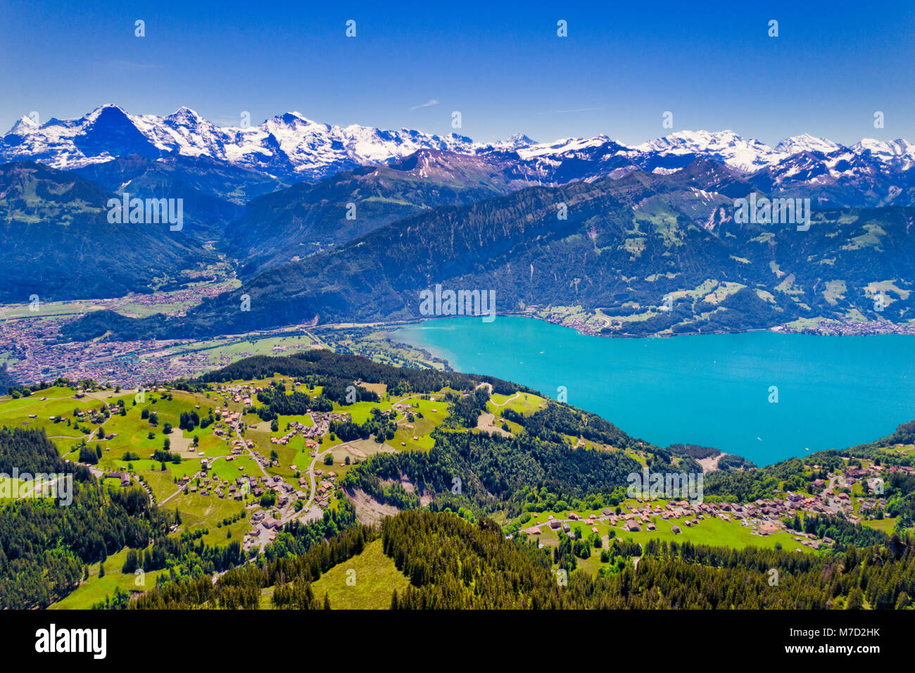 Vista aerea del Lago di Thun e il Lago di Alpi Bernesi compresi Jungfrau Eiger, Monch e picchi dalla parte superiore del Niederhorn in estate, il Cantone di Berna, Svizzera. Foto Stock