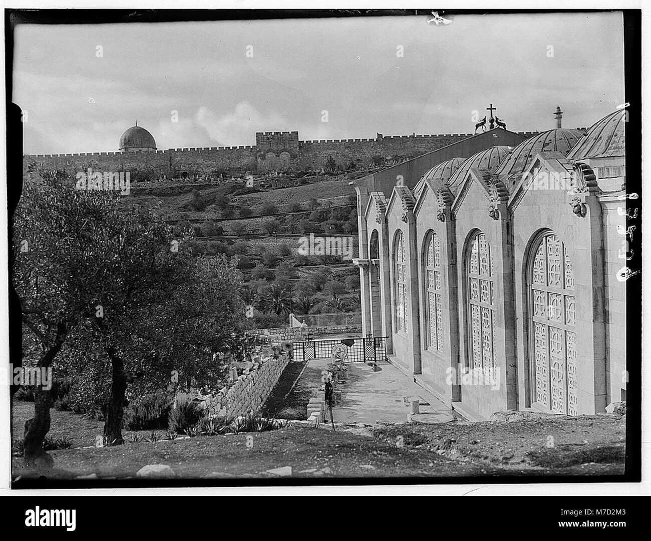 Questa immagine raffigura l'esterno della Chiesa di tutte le Nazioni, situata nel Giardino del Getsemani, Gerusalemme. La chiesa è un sito cristiano significativo, associato alle preghiere di Gesù prima della sua crocifissione. Foto Stock