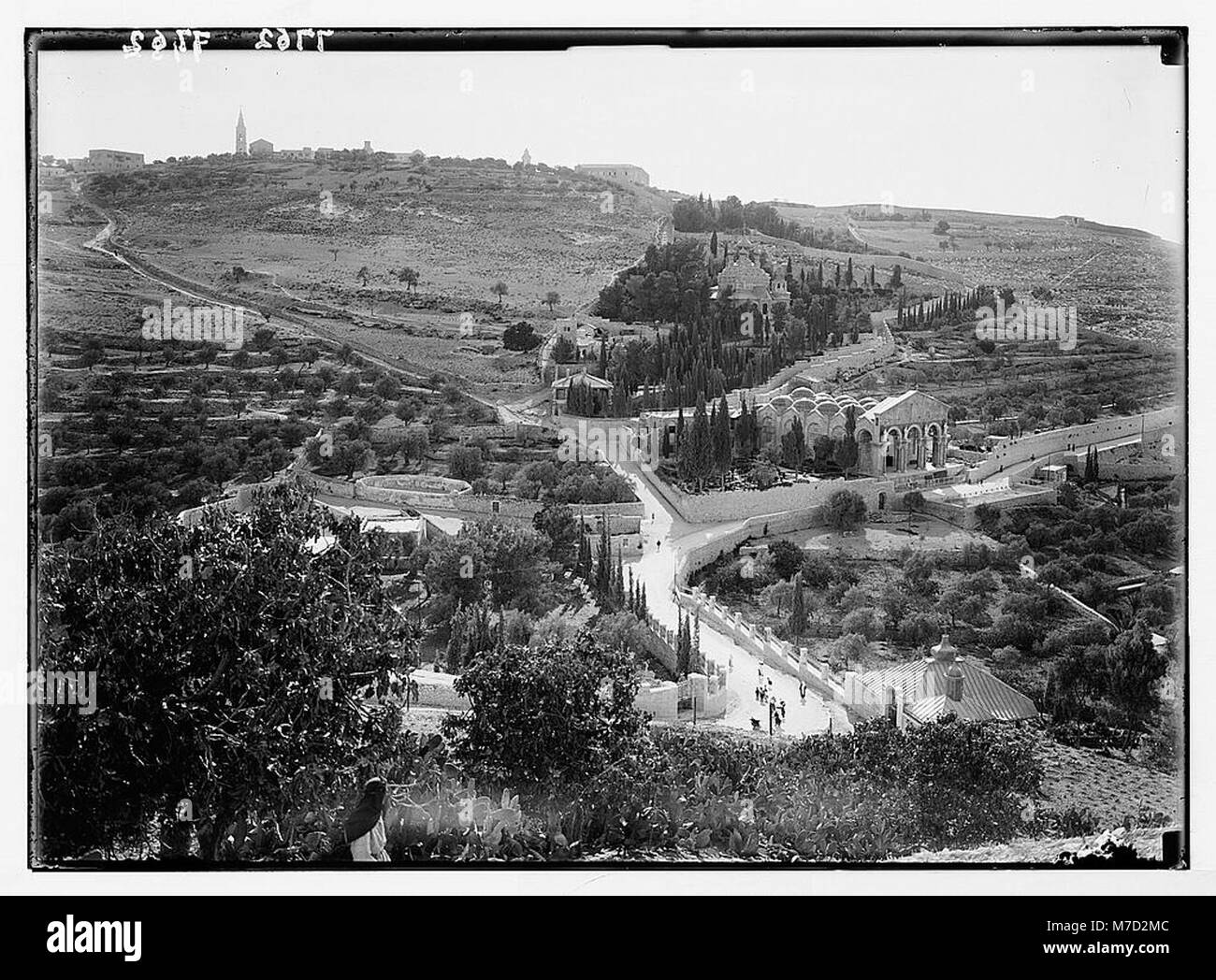 Questa fotografia mostra una vista del Giardino del Getsemani e del Monte degli Ulivi, visto dalle antiche mura della città di Gerusalemme. L'immagine mette in evidenza questi luoghi storicamente significativi, al centro di molti eventi biblici. Foto Stock Questa fotografia mostra una vista del Giardino del Getsemani e del Monte degli Ulivi, visto dalle antiche mura della città di Gerusalemme. L'immagine mette in evidenza questi luoghi storicamente significativi, al centro di molti eventi biblici. Foto Stock