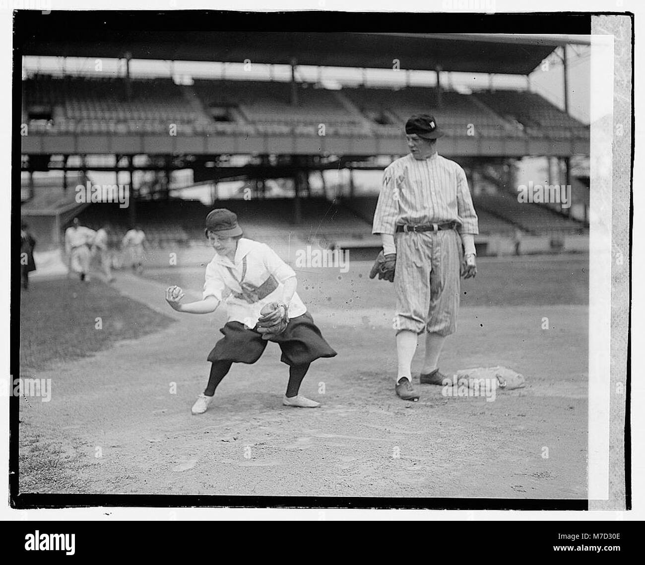 Questa immagine cattura una partita di baseball femminile, evidenziando il coinvolgimento precoce delle donne nello sport del baseball. La foto riflette la crescente partecipazione delle donne all'atletica durante i primi anni del XX secolo. Foto Stock