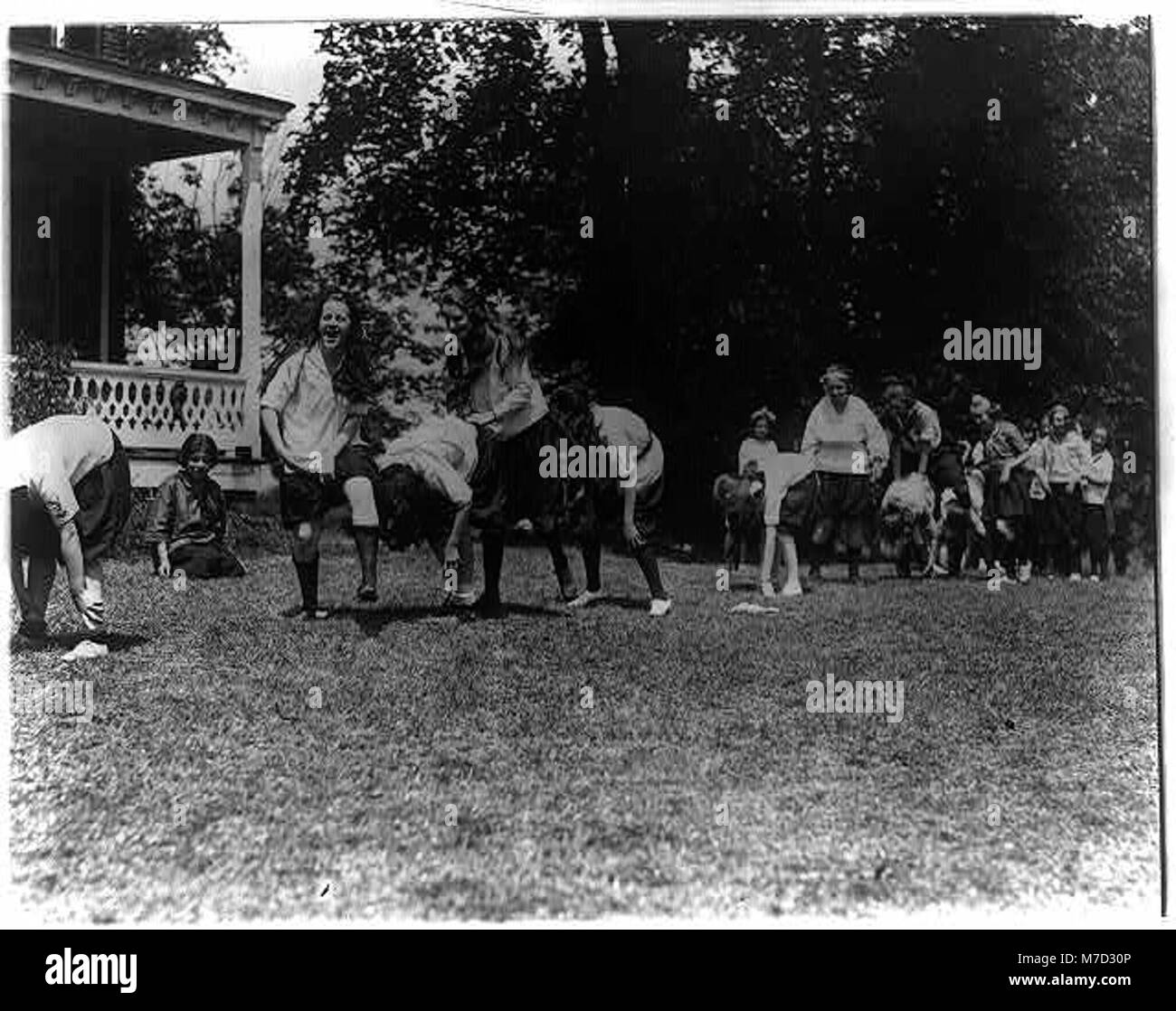 Un gruppo di ragazze di Washington, D.C., che giocano a leapfrog in un campo Y.W.C.A. vicino a Winona, Maryland, catturando un momento di svago giovanile e attività nei campi estivi. Foto Stock