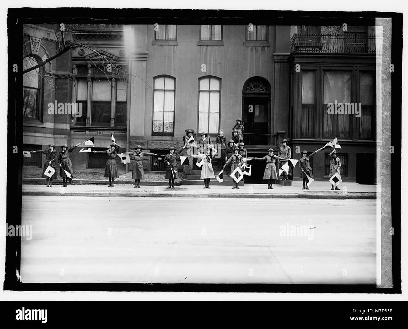 Le Girl Scout eseguono un trapano Weg Wag, dimostrando il lavoro di squadra e la precisione nelle loro attività all'aperto. Foto Stock