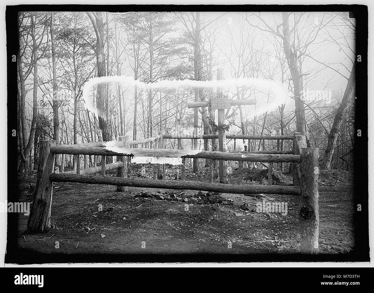 Questa fotografia mostra la tomba di Lord Fairfax e di sua moglie Debora, situata a Belvoir in Virginia. Lord Fairfax fu un'importante figura coloniale nella storia della Virginia, con la tomba che fu un notevole sito storico, catalogato sotto LCCN2016823132. Foto Stock