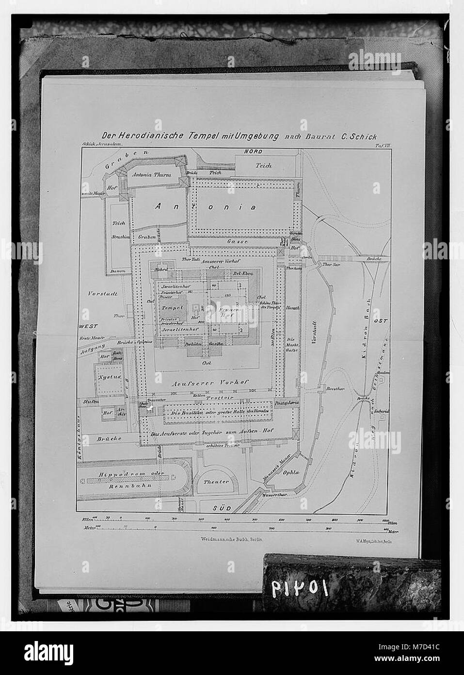 Questo diagramma presenta la pianta del terreno del Tempio di Erode e il suo ambiente circostante, come ricostruito dal Dr. Schick. Fornisce una comprensione visiva dell'antica architettura e del suo contesto storico. Foto Stock