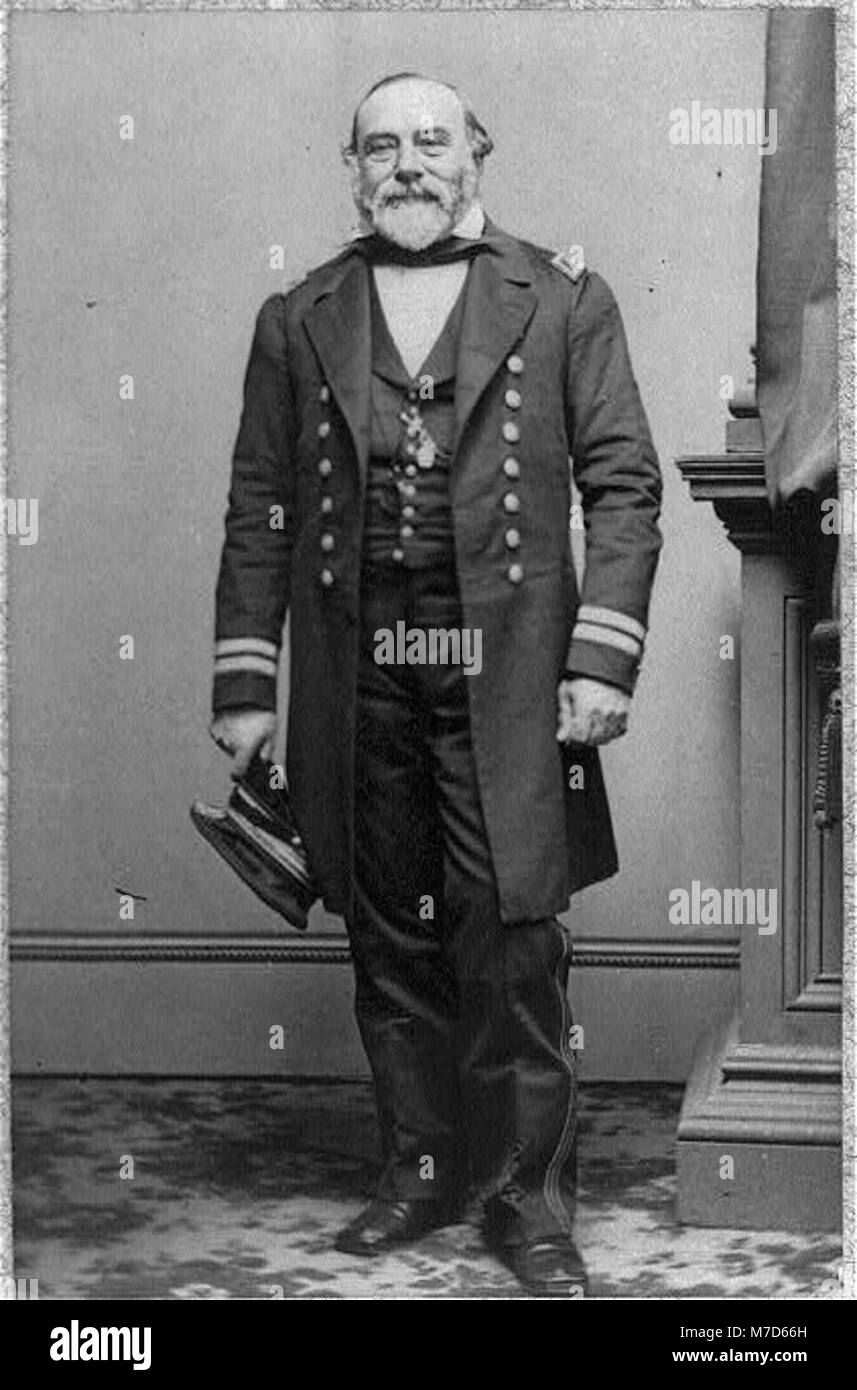 Ritratto di Henry Beauchamp Nones, un ingegnere navale, in abito completo, in piedi e con un cappello, rivolto leggermente a sinistra. È vestito con un'uniforme navale, a significare la sua professione in ingegneria. Foto Stock