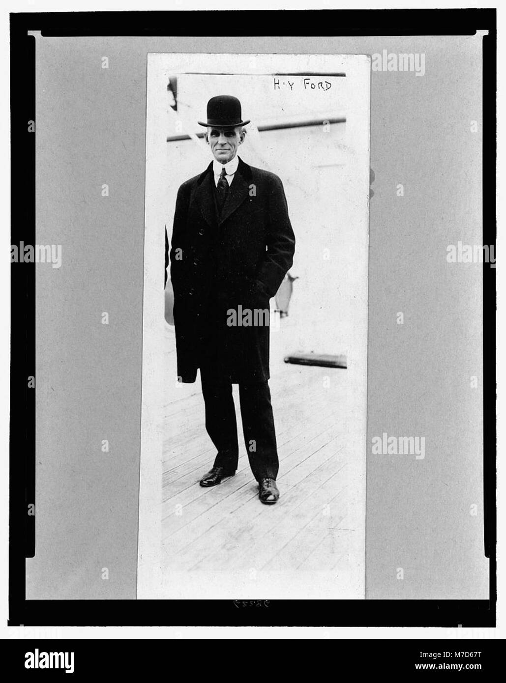 Ritratto a figura intera di Henry Ford, l'industriale americano, in piedi e rivolto a sinistra. L'immagine cattura il suo comportamento professionale, una figura chiave nella storia americana per il suo ruolo nell'innovazione automobilistica. Foto Stock