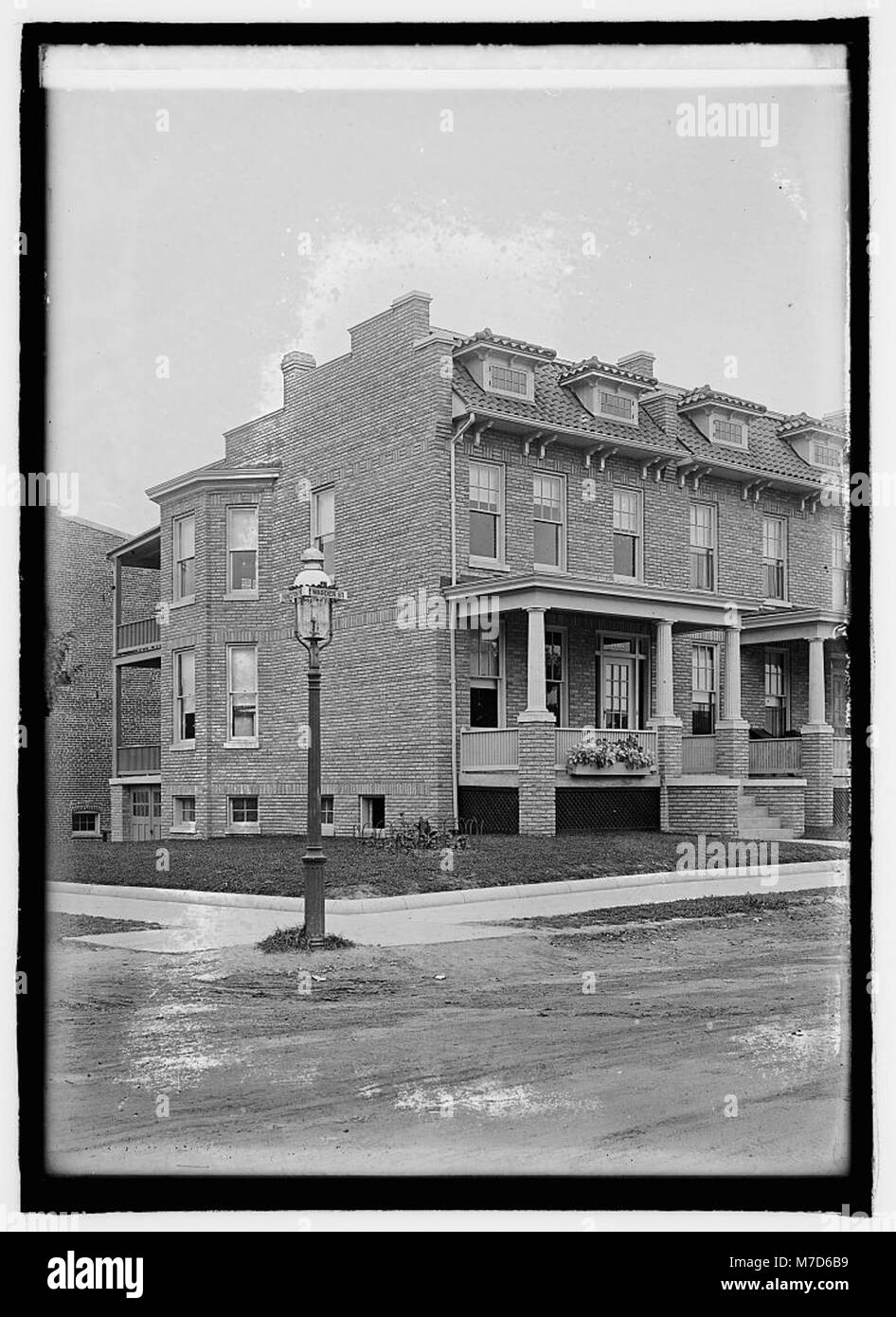 Un'immagine storica dell'Herald, possibilmente riferita a una pubblicazione o a un importante documento storico o evento, associata all'indirizzo 3615 Warder. Foto Stock