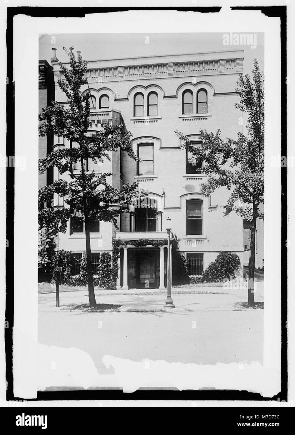 Una fotografia dell'Home Club situato al 14 Jackson Place, un importante spazio di ritrovo sociale e culturale. L'immagine cattura i dettagli architettonici dell'edificio e il suo ruolo nella vita della comunità. Foto Stock