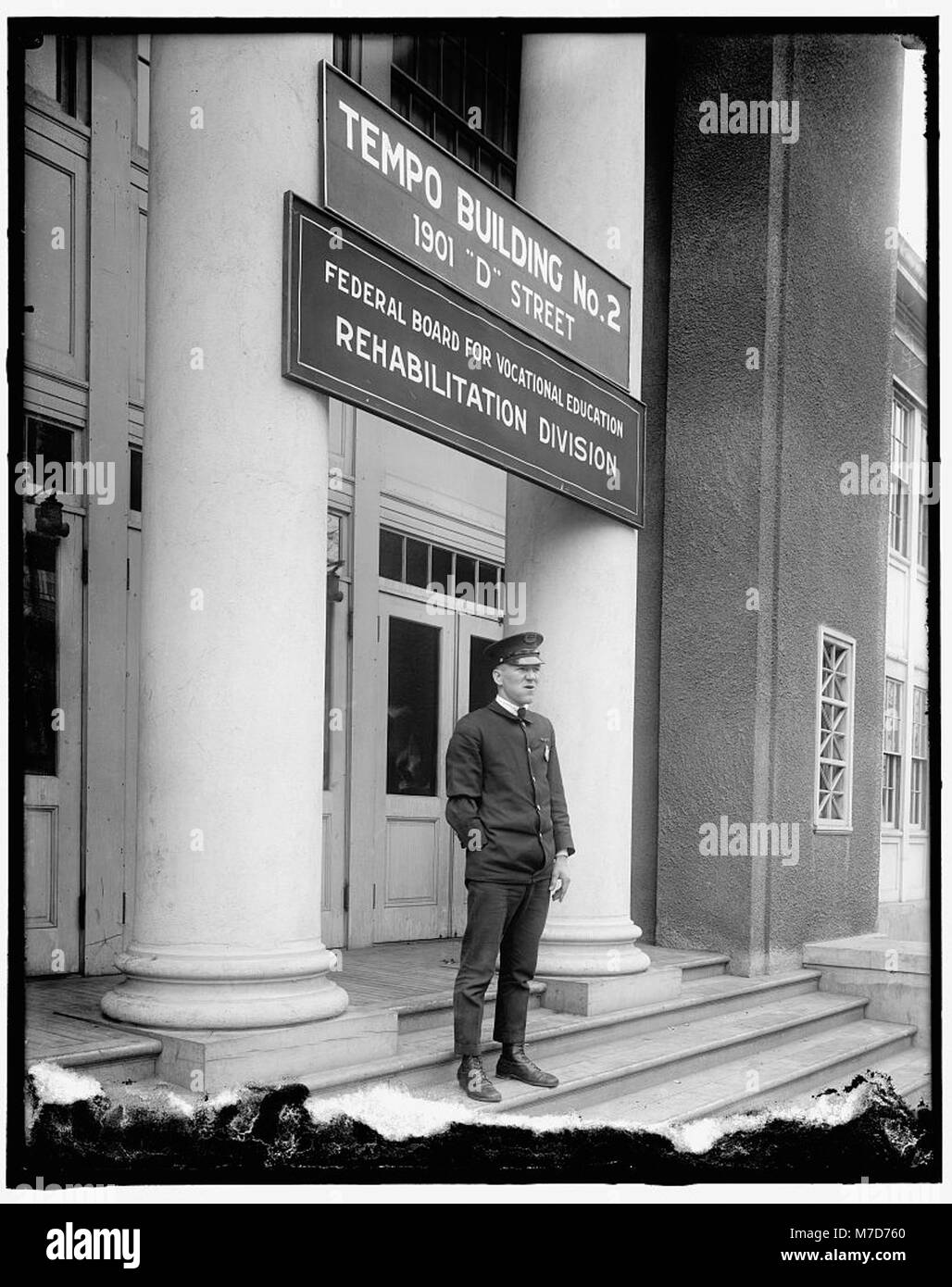 Questa immagine mostra il tempo Building No. 2, situato al 1901 D Street, che ospitava la Rehabilitation Division del Federal Board for Vocational Education, importante per la formazione professionale post-bellica. Foto Stock